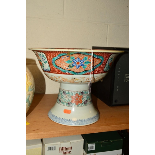 799 - A 17TH CENTURY JAPANESE ARITA PORCELAIN PEDESTAL BOWL, with old stapled repairs, six orange characte... 