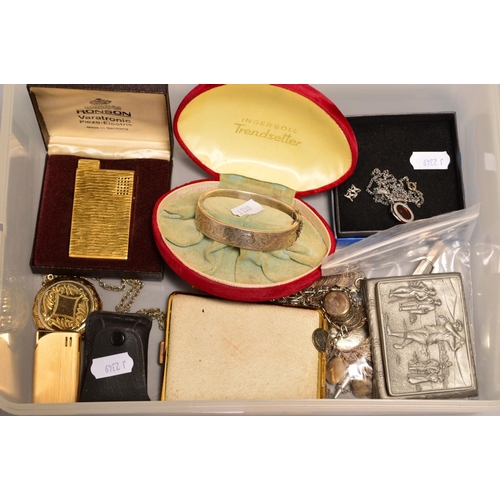 86 - A SELECTION OF JEWELLERY ETC, to include a silver hinged bangle, four lockets, two silver ingot pend... 