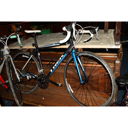 A TREK ALPHA 100 SERIES BLACK AND BLUE GENTS ROAD BICYCLE sd