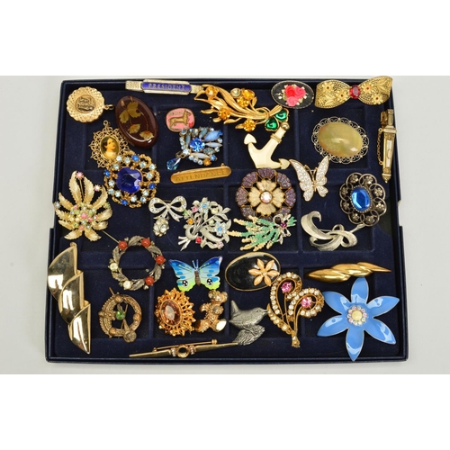 180 - A SELECTION OF COSTUME JEWELLERY BROOCHES, of varying designs, some paste set, some floral and folia... 