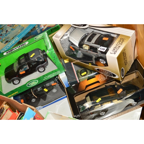 539 - FIVE BOXED MODERN DIECAST AND PLASTIC LAND ROVER AND RANGE ROVER MODELS, 1/18 scale Auto art, Ertl, ... 