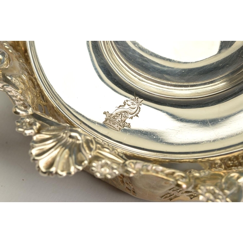 105 - AN EDWARDIAN GOLDSMITHS & SILVERSMITHS COMPANY LIMITED TWIN HANDLED PEDESTAL DISH, engraved with a U... 