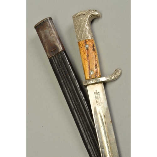 146 - A WWII ERA 3RD REICH GERMAN MUNICIPAL POLICE BAYONET AND METAL AND LEATHER SCABBARD, the bayonet has... 