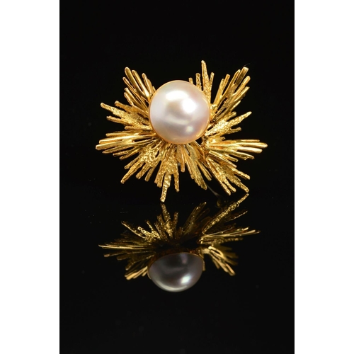 24 - A MODERN MABE PEARL BROOCH, abstract design, Mabe pearl measuring approximately 15.5mm in diameter, ... 