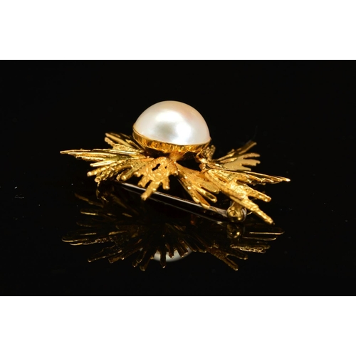 24 - A MODERN MABE PEARL BROOCH, abstract design, Mabe pearl measuring approximately 15.5mm in diameter, ... 