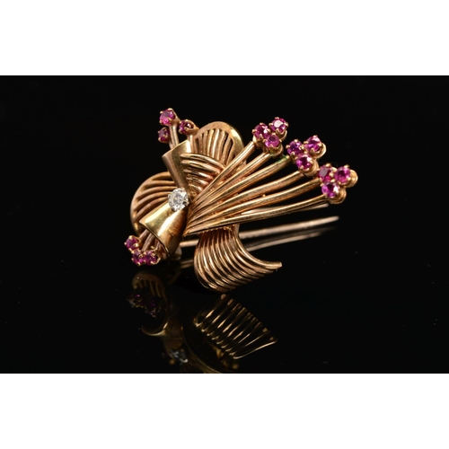 34 - A LATE 20TH CENTURY 18CT GOLD, RUBY AND DIAMOND FAN DESIGN BROOCH, estimated modern round brilliant ... 