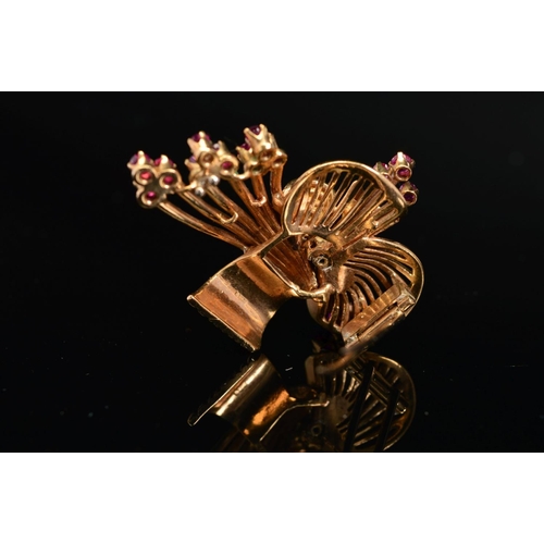 34 - A LATE 20TH CENTURY 18CT GOLD, RUBY AND DIAMOND FAN DESIGN BROOCH, estimated modern round brilliant ... 