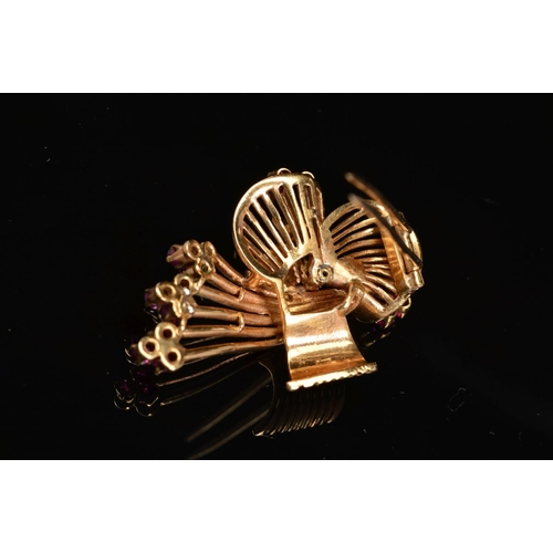 34 - A LATE 20TH CENTURY 18CT GOLD, RUBY AND DIAMOND FAN DESIGN BROOCH, estimated modern round brilliant ... 