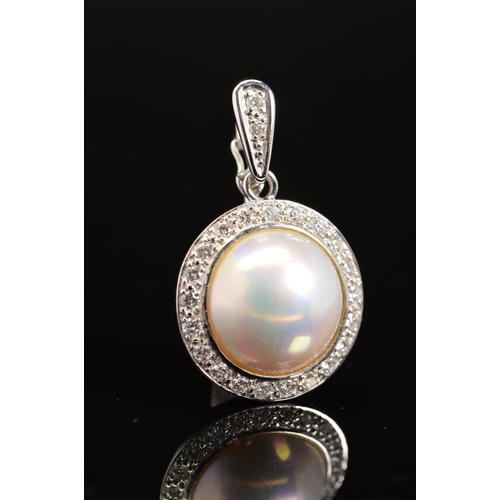 41 - A MODERN 18CT WHITE GOLD MABE PEARL AND DIAMOND PENDANT, a round Mabe pearl enclosed within a border... 