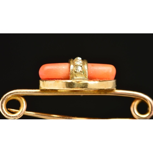 5 - AN ART DECO GOLD, CORAL AND DIAMOND BROOCH, designed as a central circular panel encasing a polished... 