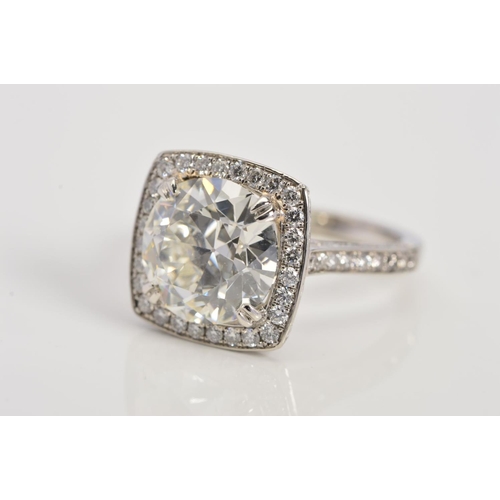 50 - A STUNNING MODERN LARGE DIAMOND RING, centring on a transitional round brilliant cut diamond, enclos... 