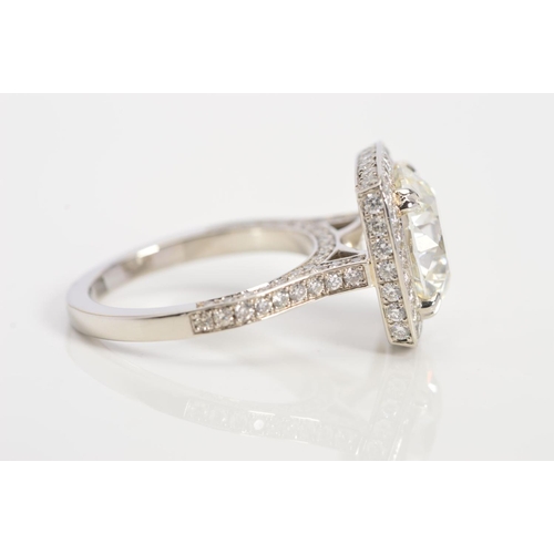 50 - A STUNNING MODERN LARGE DIAMOND RING, centring on a transitional round brilliant cut diamond, enclos... 