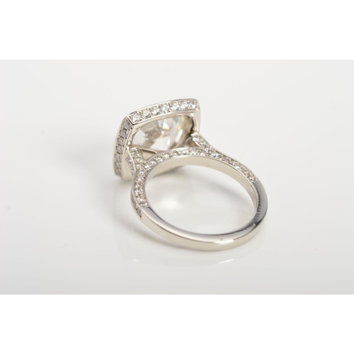 50 - A STUNNING MODERN LARGE DIAMOND RING, centring on a transitional round brilliant cut diamond, enclos... 