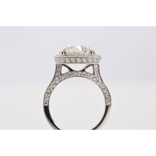 50 - A STUNNING MODERN LARGE DIAMOND RING, centring on a transitional round brilliant cut diamond, enclos... 