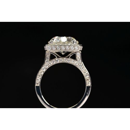 50 - A STUNNING MODERN LARGE DIAMOND RING, centring on a transitional round brilliant cut diamond, enclos... 