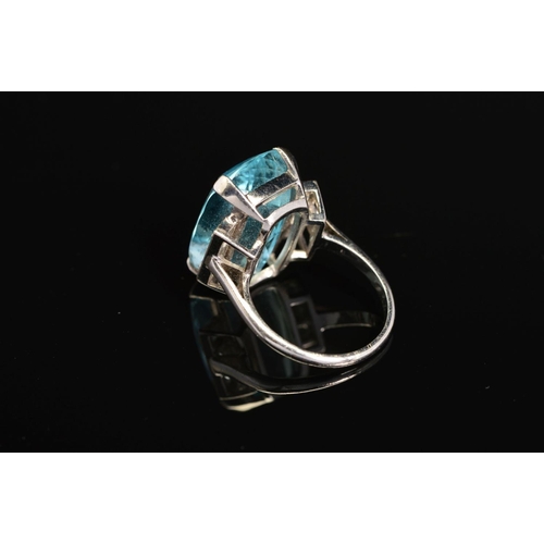 8 - AN ART DECO AQUAMARINE AND DIAMOND RING, centring on a rectangular cut aquamarine measuring approxim... 