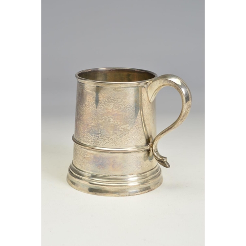 92 - A GEORGE V SILVER HALF PINT TANKARD, 'S' scroll handle, stepped circular foot, makers William Hutton... 