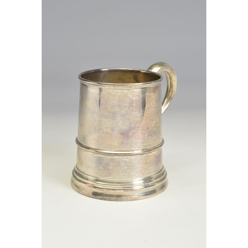 92 - A GEORGE V SILVER HALF PINT TANKARD, 'S' scroll handle, stepped circular foot, makers William Hutton... 