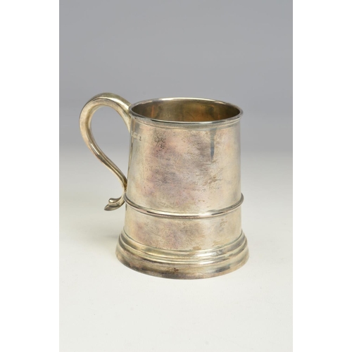 92 - A GEORGE V SILVER HALF PINT TANKARD, 'S' scroll handle, stepped circular foot, makers William Hutton... 