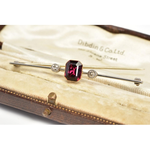118 - AN EARLY 20TH CENTURY GEM SET BAR BROOCH, designed with a central rectangular cut garnet, flanked by... 