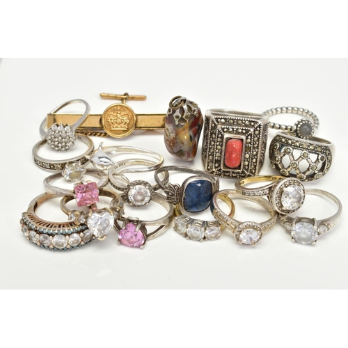 160 - A SELECTION OF MAINLY RINGS, to include a Pandora ring, fifteen further rings, an agate pendant and ... 