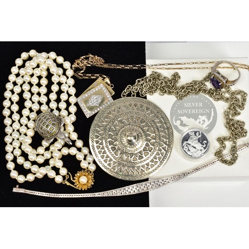 173 - A SELECTION OF JEWELLERY, to include a cased silver sovereign for Elizabeth II, an imitation pearl n... 