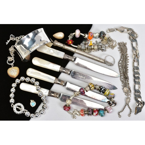175 - A SELECTION OF JEWELLERY ETC, to include a set of four mother of pearl handled knives, a silver retr... 