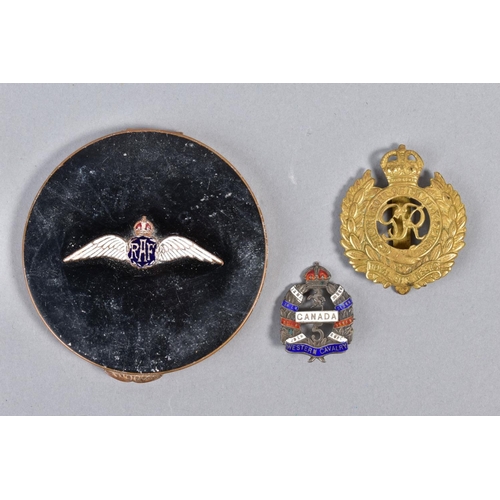 262 - A WWII ERA WOMENS COMPACT, with circular case, with mounted enamel RAF badge to lid, mirror intact i... 