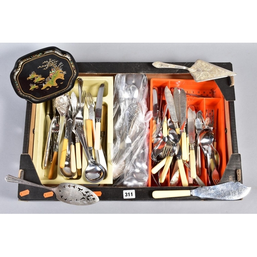 311 - A BOX OF LOOSE CUTLERY AND FLATWARE ETC, including fish eates, pie slices etc