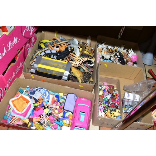 529 - A QUANTITY OF UNBOXED AND ASSORTED MAINLY PLASTIC FIGURES AND ACCESSORIES, to include Polly Pocket, ... 