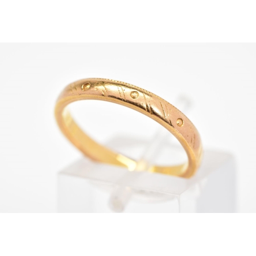 93 - A 1930'S 22CT GOLD BAND RING, with engraved circular and diagonal line detail, with 22ct hallmark fo... 