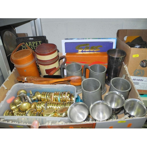 661 - A QUANTITY OF SUNDRY ITEMS, to include Hardie Armies Travelling Spirit flask set, Salters family sca... 