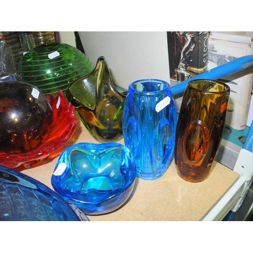 935 - A GROUP OF ASSORTED GLASSWARE including Studio glass, Sklo type glass, glass lamp shades, vases, dec... 