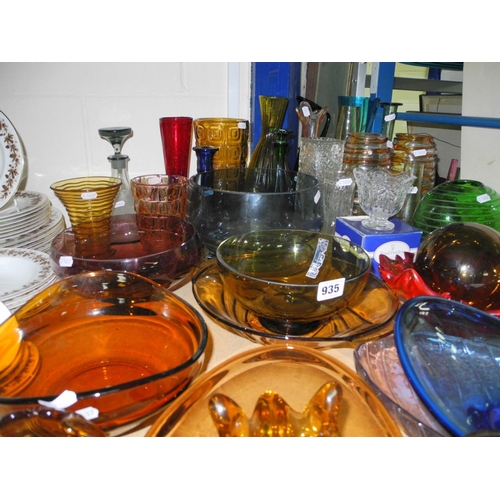 935 - A GROUP OF ASSORTED GLASSWARE including Studio glass, Sklo type glass, glass lamp shades, vases, dec... 