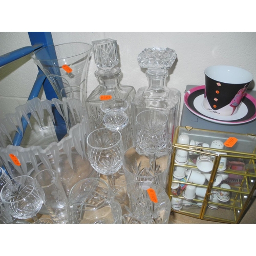 944 - A GROUP OF MISCELLANEOUS CERAMICS AND GLASSWARE to include a pair of Royal Doulton 'Woodley Dale' tw... 