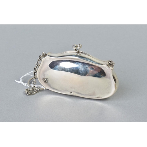 106 - A GEORGE V SILVER PURSE, plain exterior, fabric lined interior, on a chain and finger ring, maker He... 