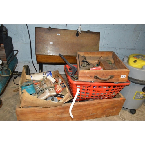 1070 - A MID CENTURY TOOLBOX, A WOODEN CRATE, A DRAWER AND A PLASTIC TRAY containing a quantity of hand and... 