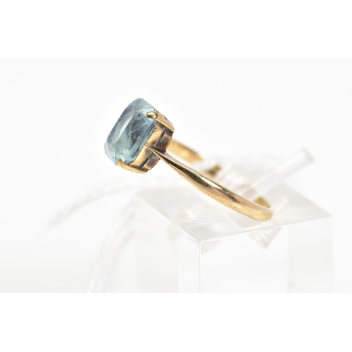 26 - AN AQUAMARINE RING, designed as a rectangular cut aquamarine in a four corner setting to the tapered... 