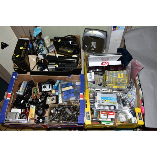 320 - THREE BOXES AND LOOSE ELECTRONIC, PHOTOGRAPHIC AND SUNDRY ITEMS, to include Zenite camera body M42 T... 