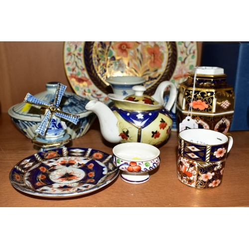 454 - A GROUP OF CERAMICS, to include Royal Crown Derby '1128' hexagonal shaped vase (missing cover), heig... 