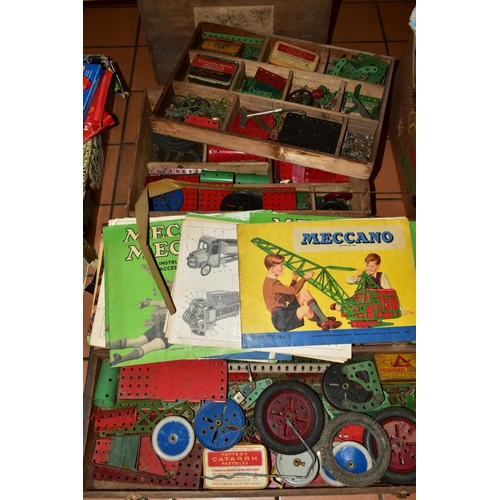 495 - A QUANTITY OF ASSORTED LOOSE MECCANO ITEMS, to include assorted gears, boilers, cylinders, pulleys, ... 