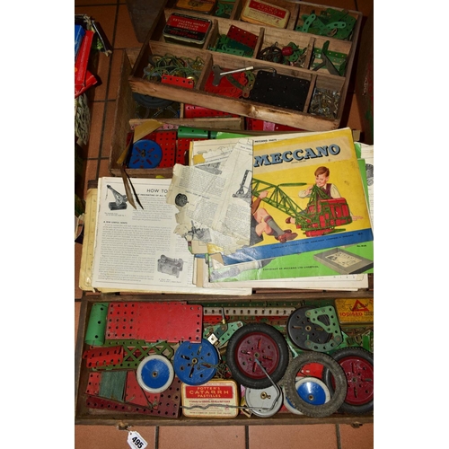 495 - A QUANTITY OF ASSORTED LOOSE MECCANO ITEMS, to include assorted gears, boilers, cylinders, pulleys, ... 