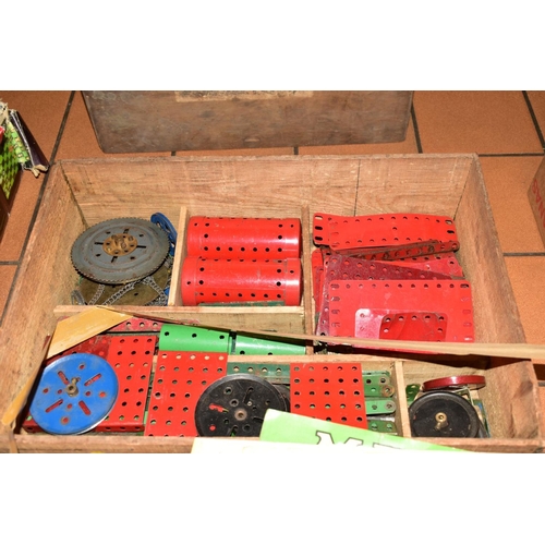 495 - A QUANTITY OF ASSORTED LOOSE MECCANO ITEMS, to include assorted gears, boilers, cylinders, pulleys, ... 