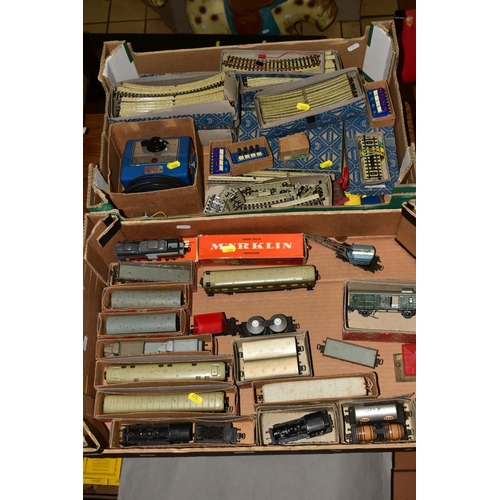 520 - A COLLECTION OF BOXED AND UNBOXED MARKLIN HO GAUGE MODEL RAILWAY ITEMS, including boxed 2-6-0 locomo... 