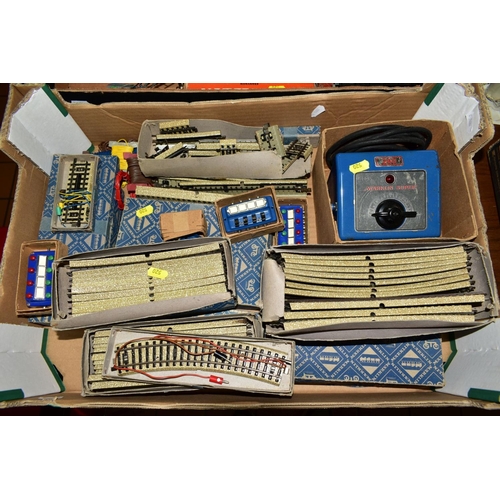 520 - A COLLECTION OF BOXED AND UNBOXED MARKLIN HO GAUGE MODEL RAILWAY ITEMS, including boxed 2-6-0 locomo... 