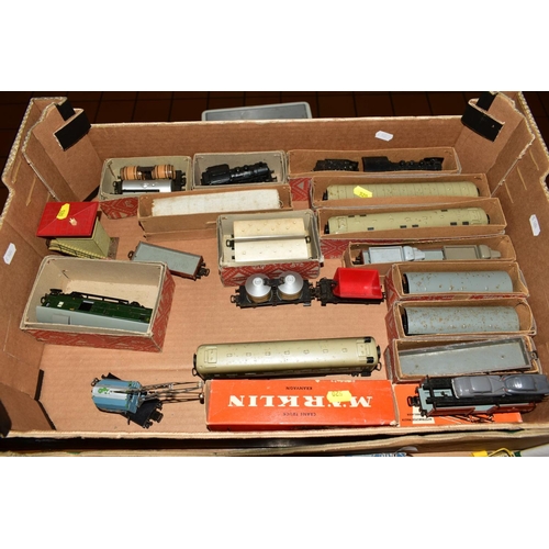 520 - A COLLECTION OF BOXED AND UNBOXED MARKLIN HO GAUGE MODEL RAILWAY ITEMS, including boxed 2-6-0 locomo... 