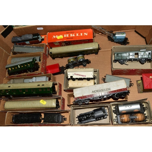 520 - A COLLECTION OF BOXED AND UNBOXED MARKLIN HO GAUGE MODEL RAILWAY ITEMS, including boxed 2-6-0 locomo... 