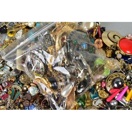 59 - A BAG OF MAINLY COSTUME JEWELLERY, BROOCHES AND EARRINGS, to include Trifari drop earrings, two Sara... 