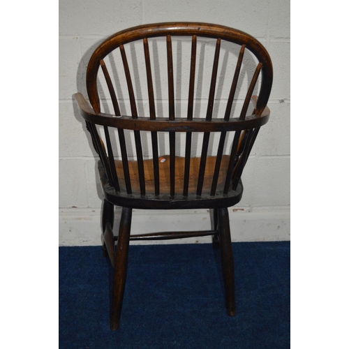 1292 - AN EARLY 19TH CENTURY ELM HOOP BACK WINDSOR ARMCHAIR, spindle back and arms on turned legs united by... 