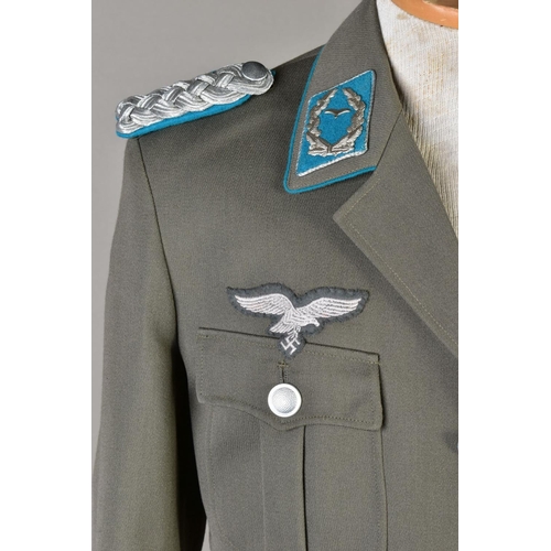 135 - A GERMAN WWII PERIOD LUFTWAFFE DRESS TUNIC, with shoulder boards, Breast Eagle and collar insignia, ... 